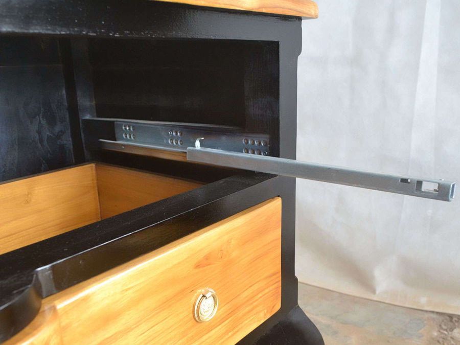 Front view of the dresser, see the waved bottom apron.