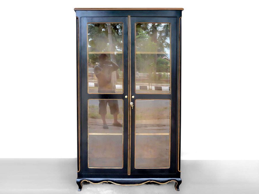 Front view the glass doors and front apron shown