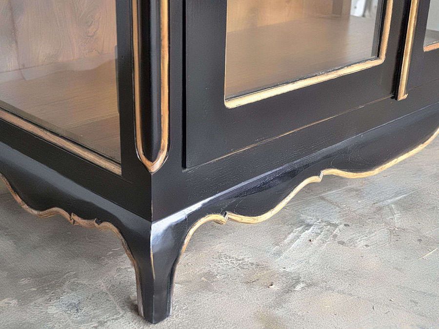 Cabriole legs and waved apron detail