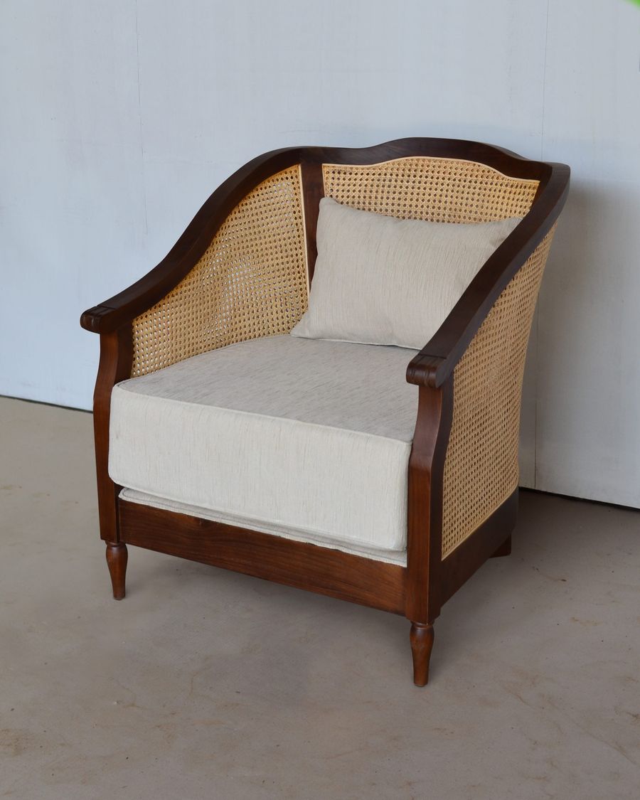 Colonial tub chair front right view