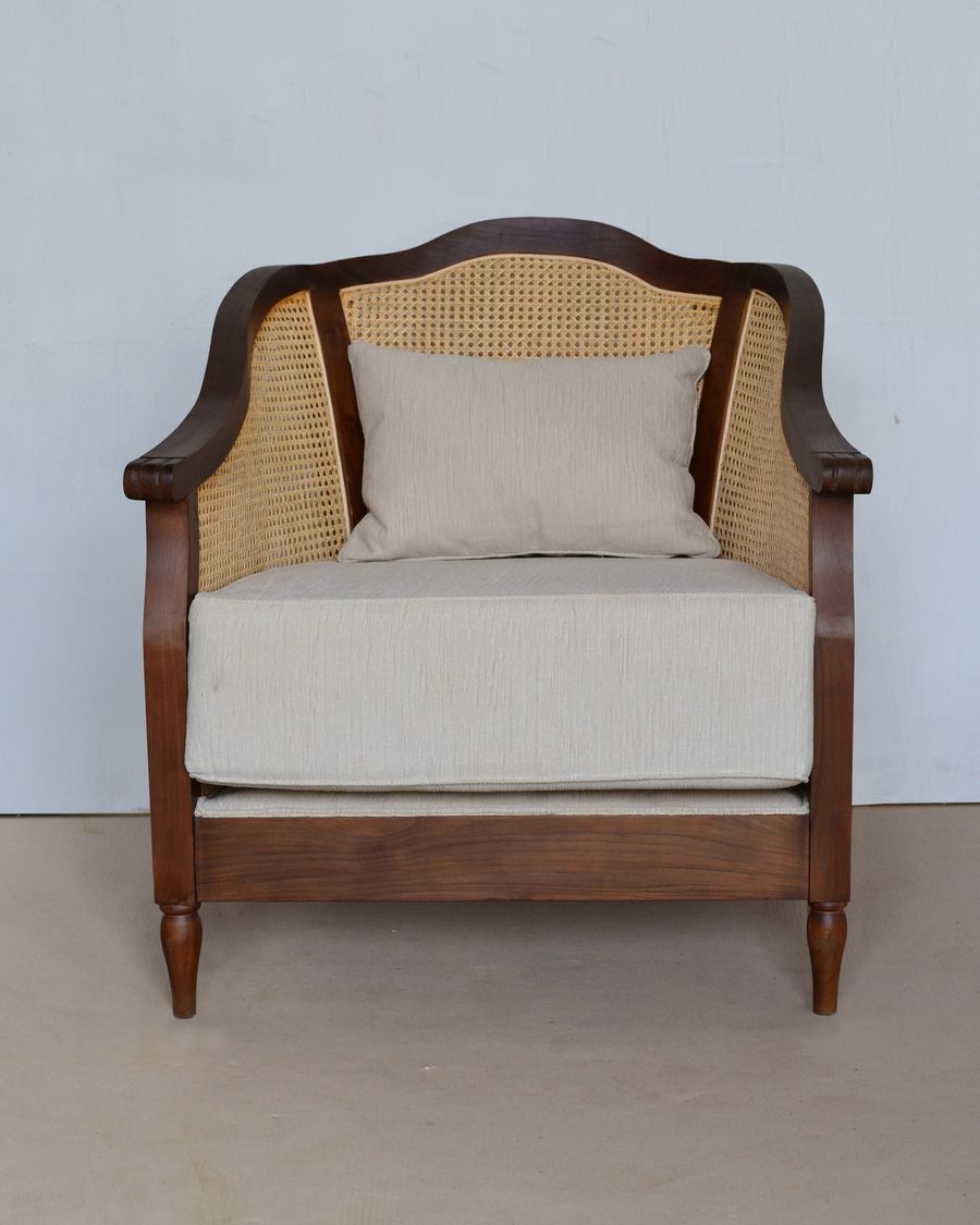 Colonial tub chair front view