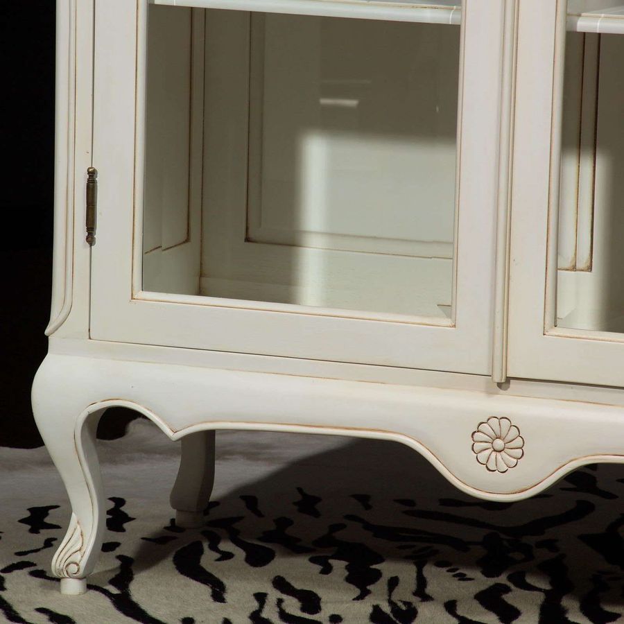 Louis XV Vitrine white legs and foot carving detail