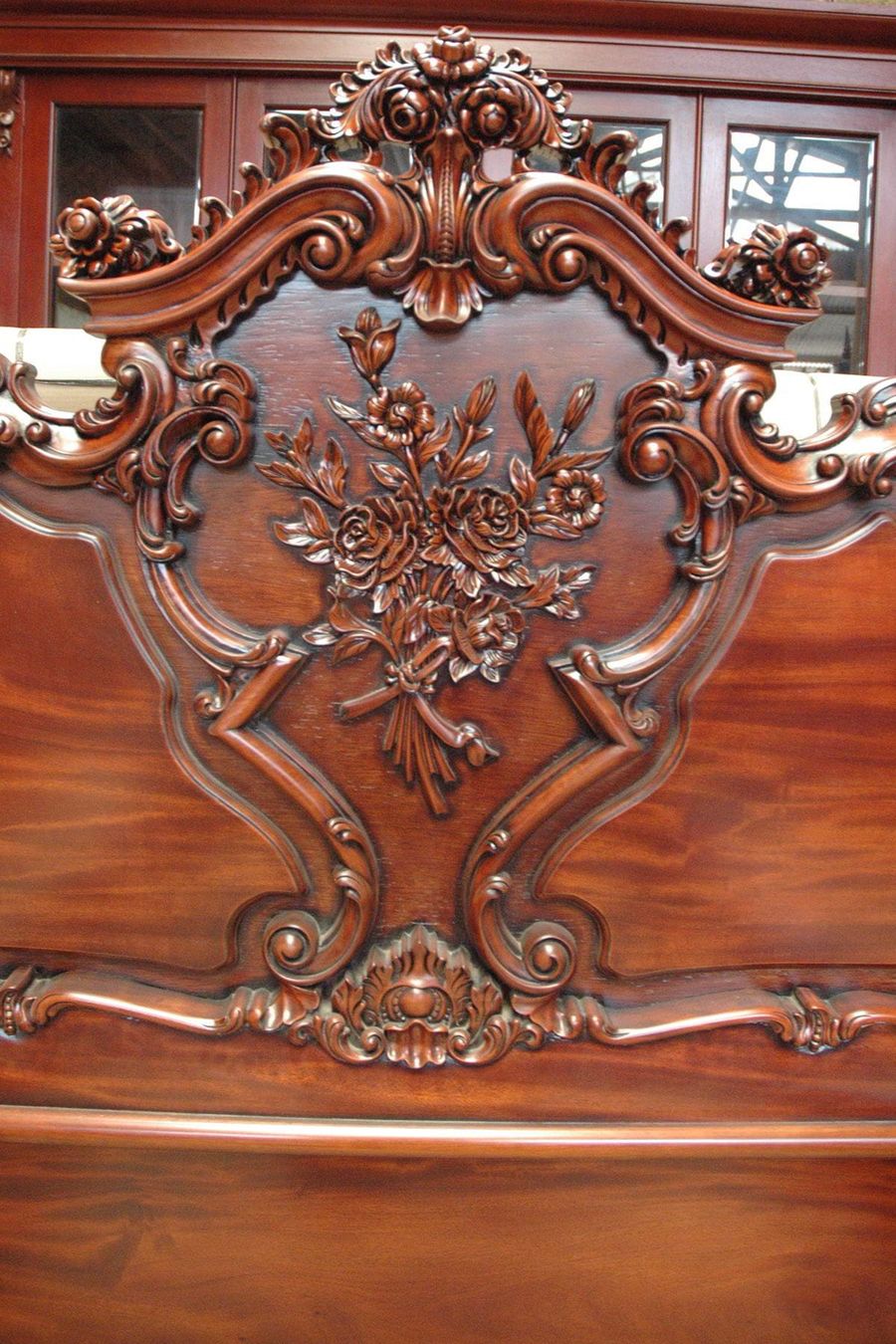 Cabriole legs at the foot board