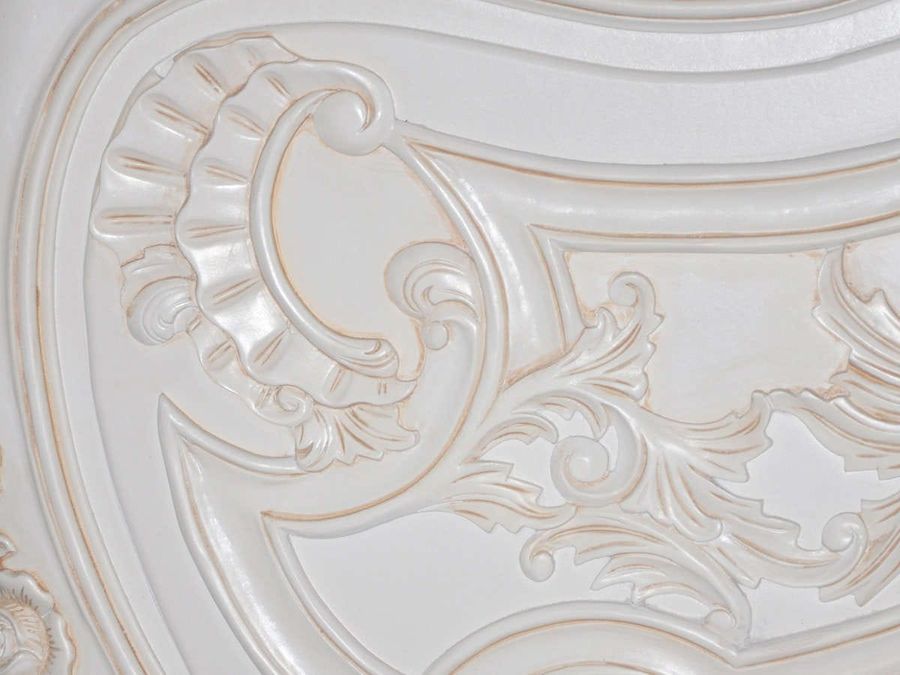 Shell carving on the top corner of the foot board.