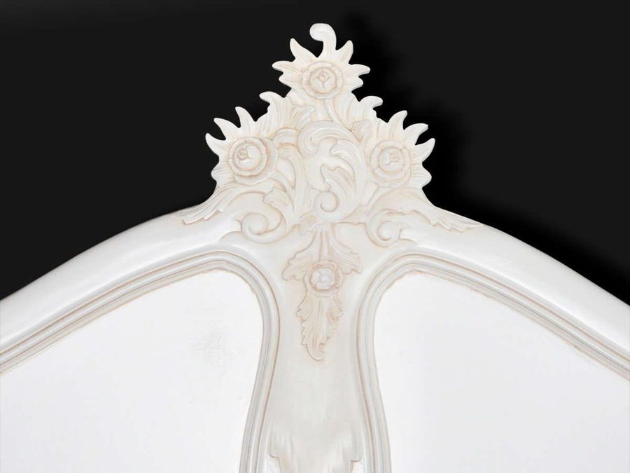 The cresting on the headboard decorated with rose flowers and leaves carving.