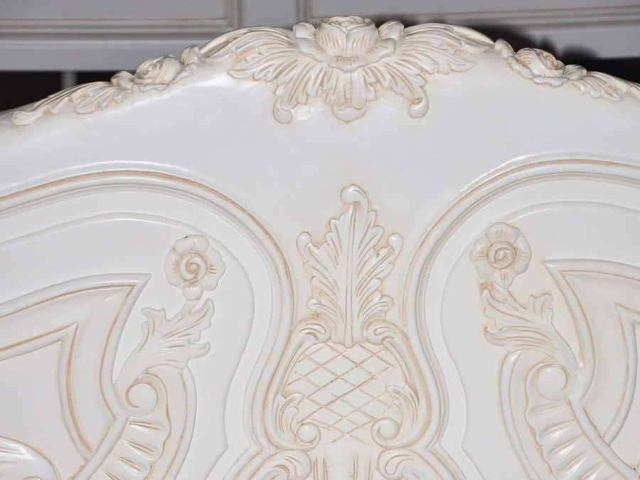 Rose carving on the top of the foot board frame.