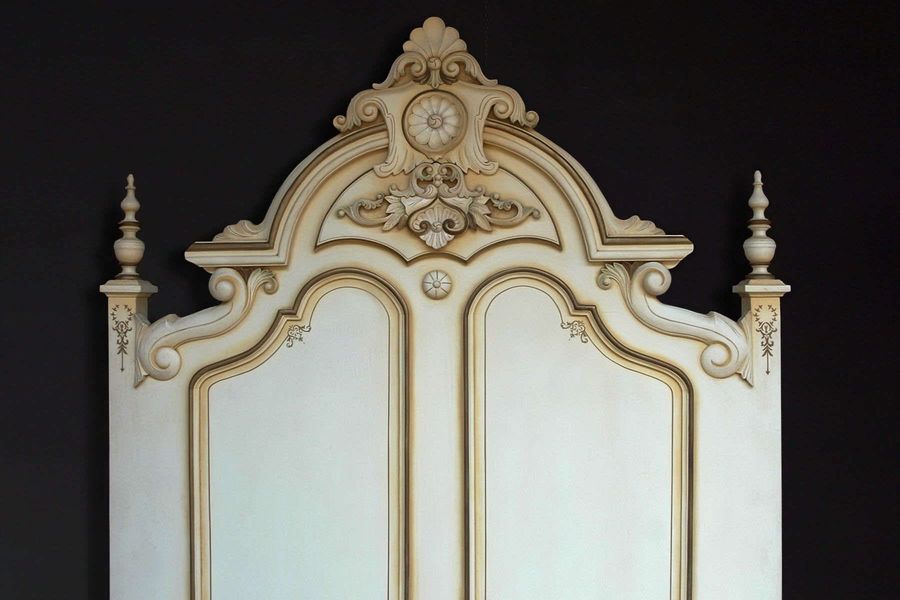 Headboard carving at the crest detail view