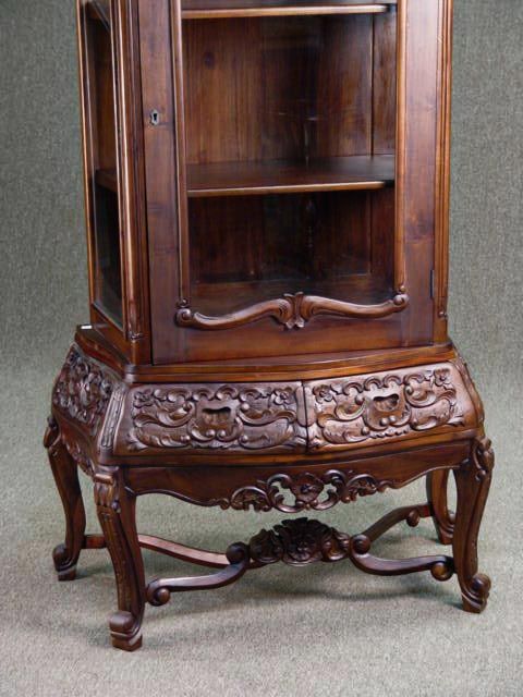 Base section of the vitrine