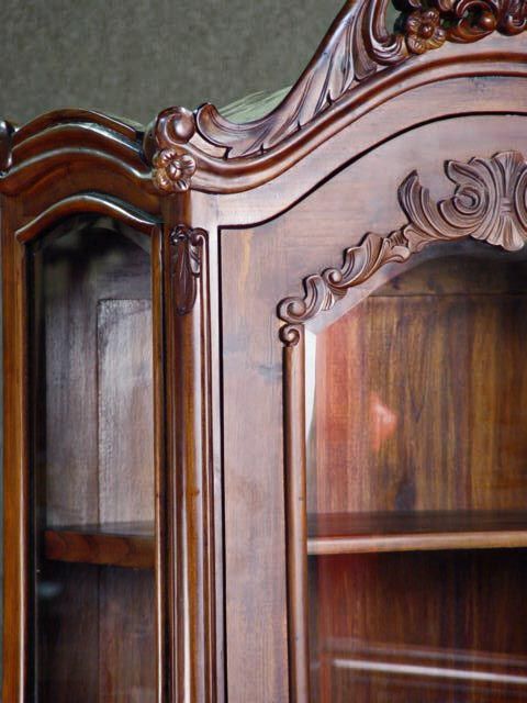 Glass panel on the left side of the vitrine