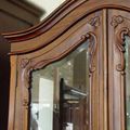 Bonnet top wood carving crown of the Chippendale vitrine
