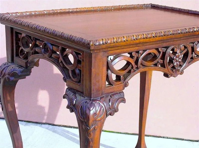 Achantus carving cabriole legs knee