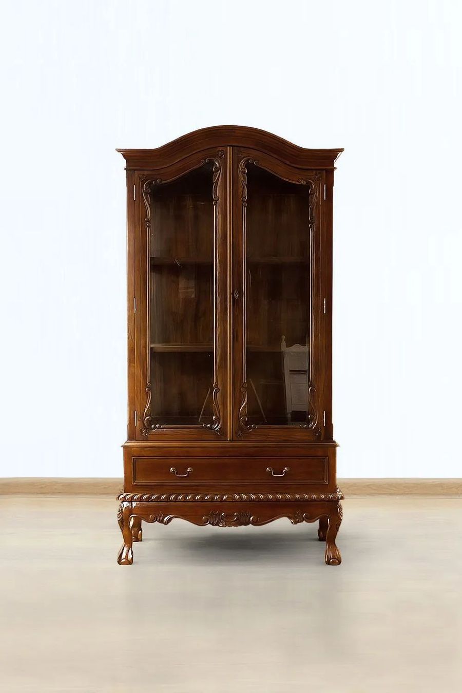 Front view detail of the Chippendale vitrine 2 glass doors