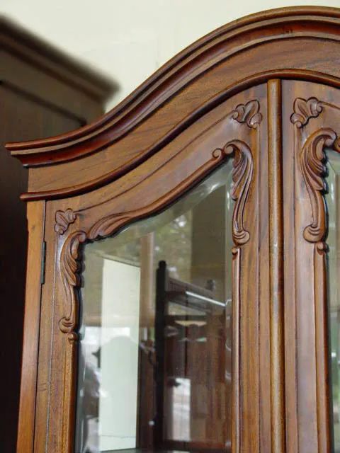 Bonnet top wood carving crown of the Chippendale vitrine