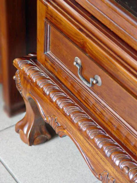 Teardrops carving details of the bottom rails