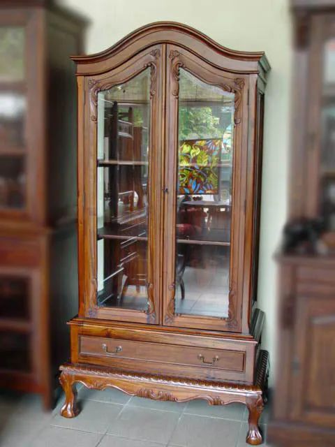 Chippendale vitrine 2 glass doors in customer showroom