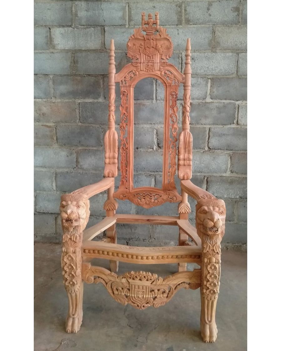 Front detail of the king chair mahogany frame