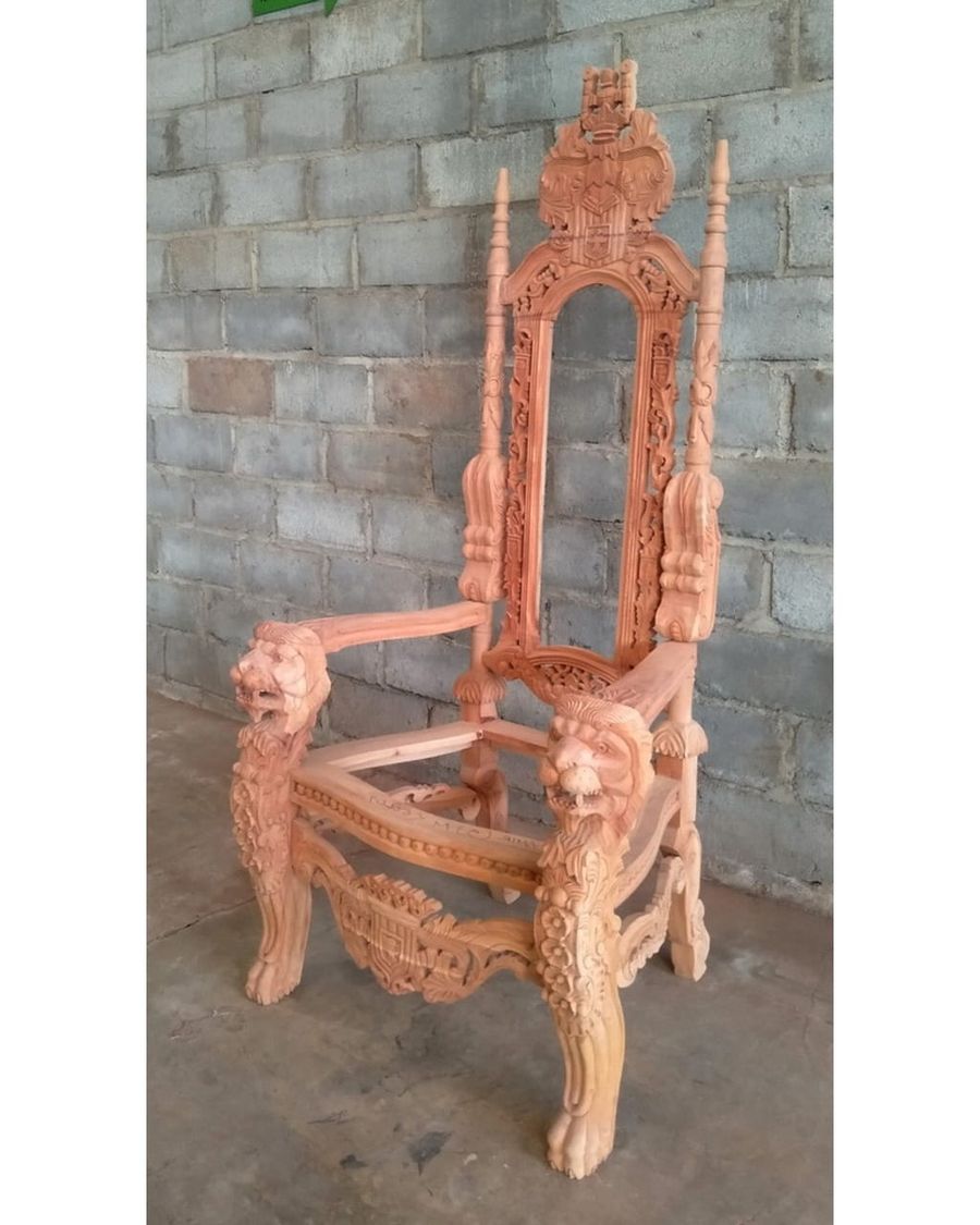 Arm rests detail of the king chair frame