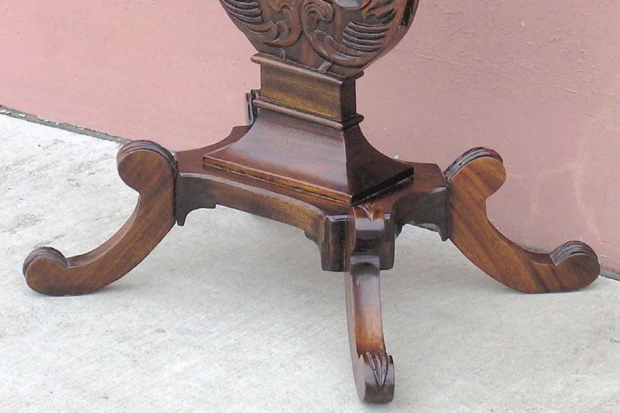 Spider four legs supporting the lyre