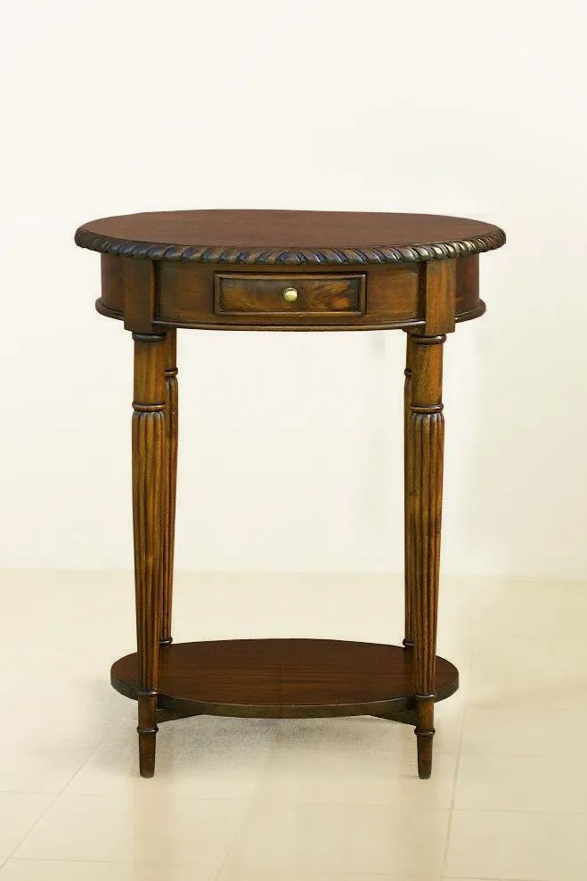 Small drawer detail under the top leaf table