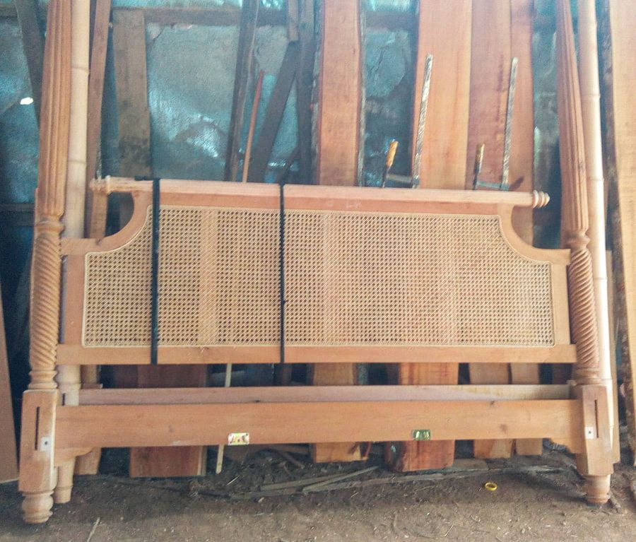 Poster bed headboard detail