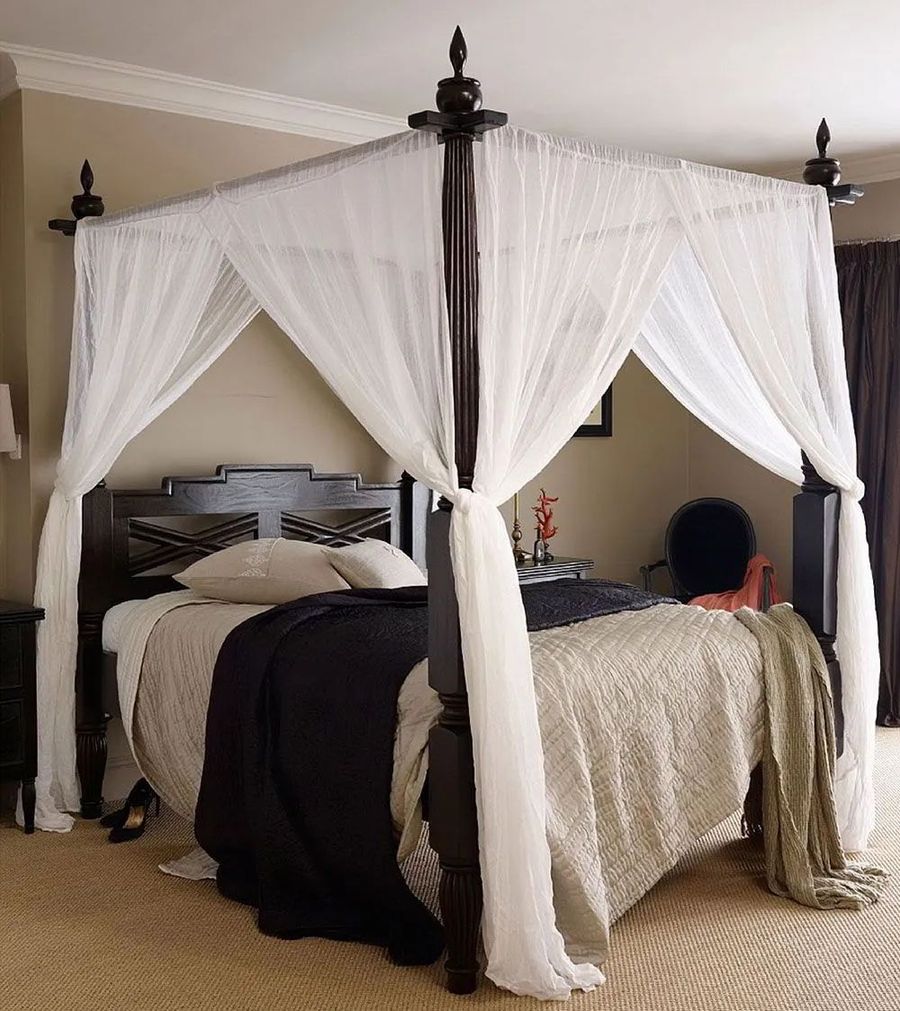 Raffles poster bed in bedroom