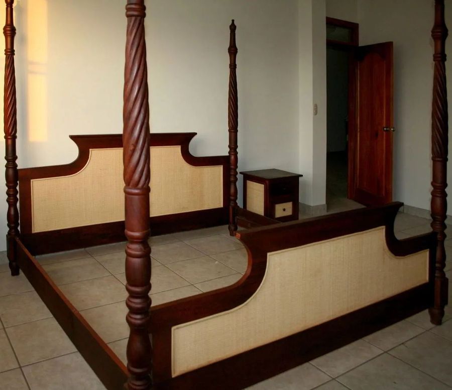 Sheraton poster bed footboard detail