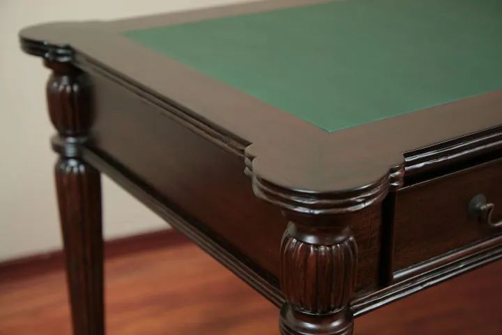 Rounded and reeded edge detail