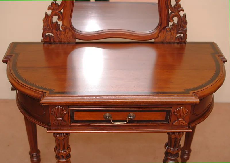 Mirror detail of the fluted legs colonial console