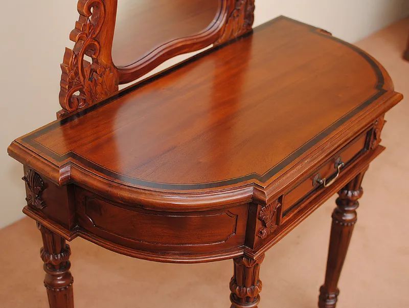 Rounded front corners detail of the fluted legs colonial console