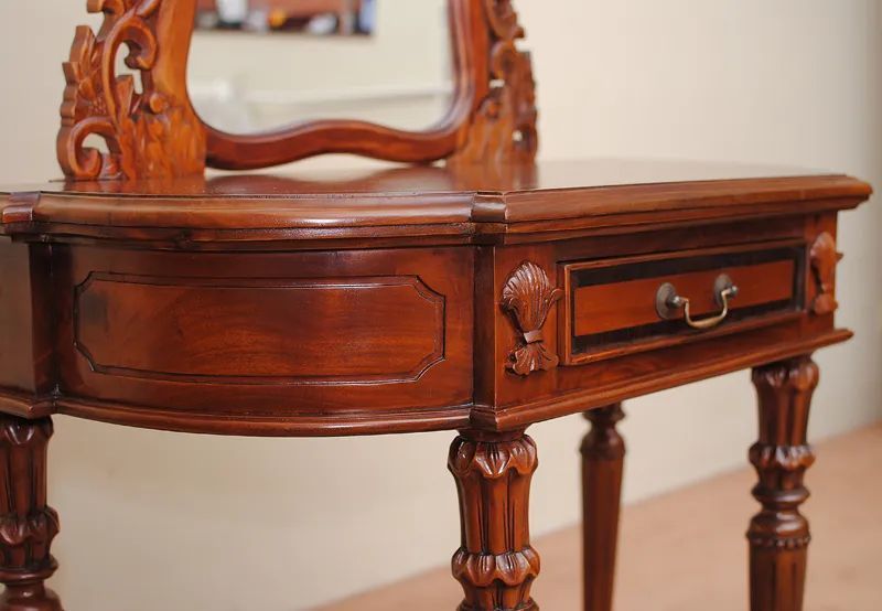 Paneled top apron raised edges