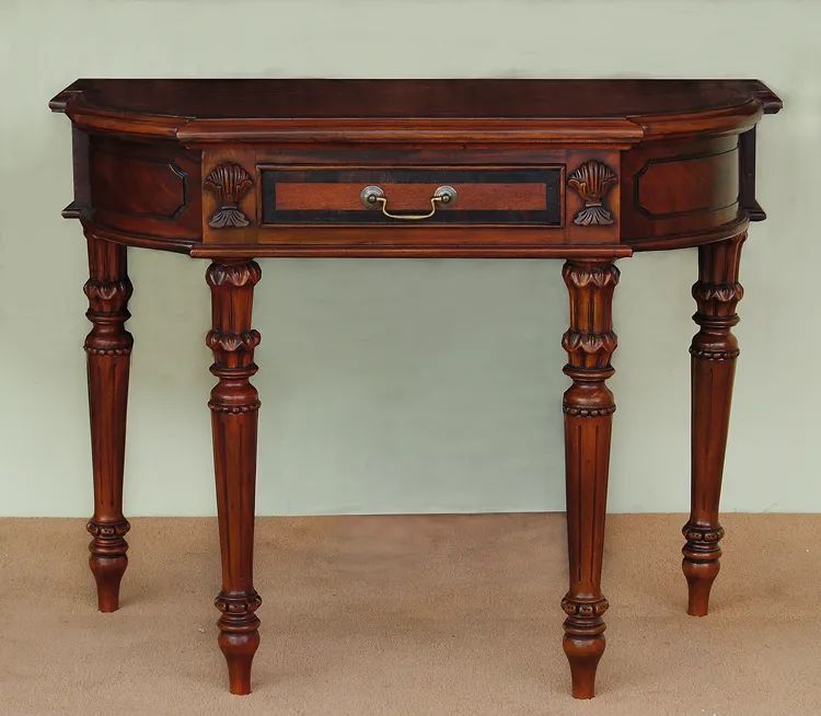 Front view of the fluted legs colonial console