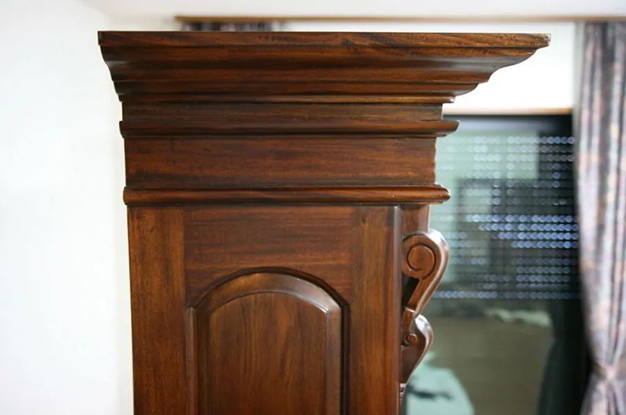 Mahogany wood moulding crown top