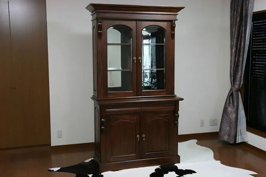 Victorian cabinet hutch 2 glass doors