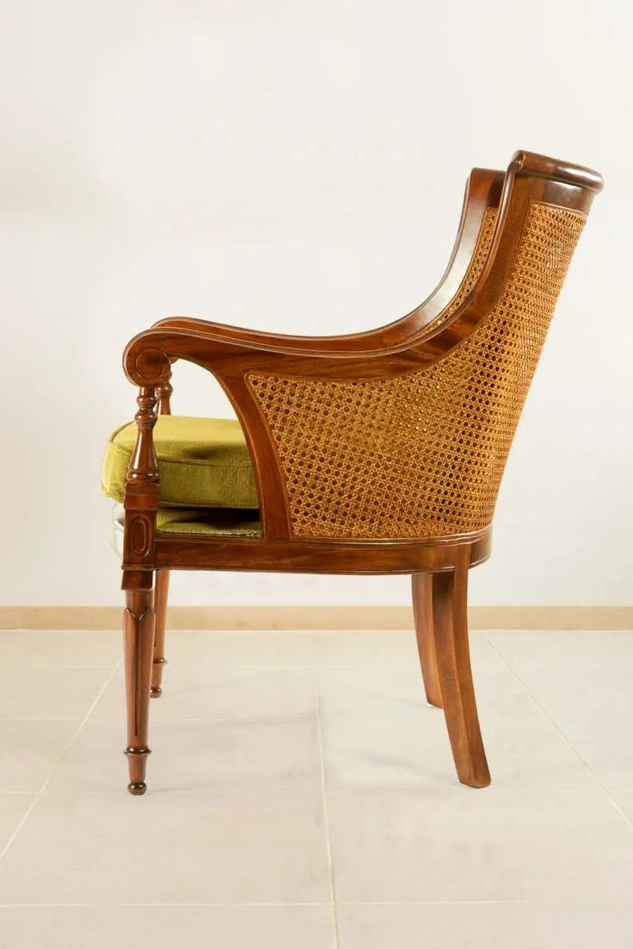 Turning front legs and curved backward plain back legs