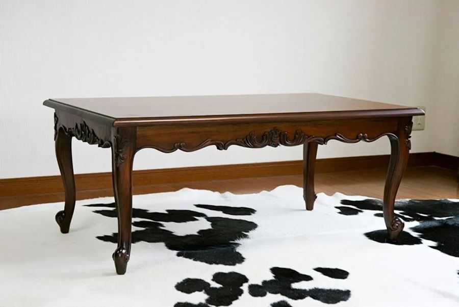 Cabriole legs and whorl feet