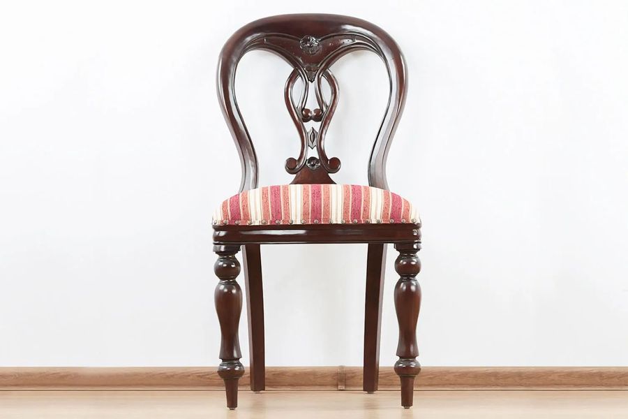 Fiddle dining chair front side detailed view