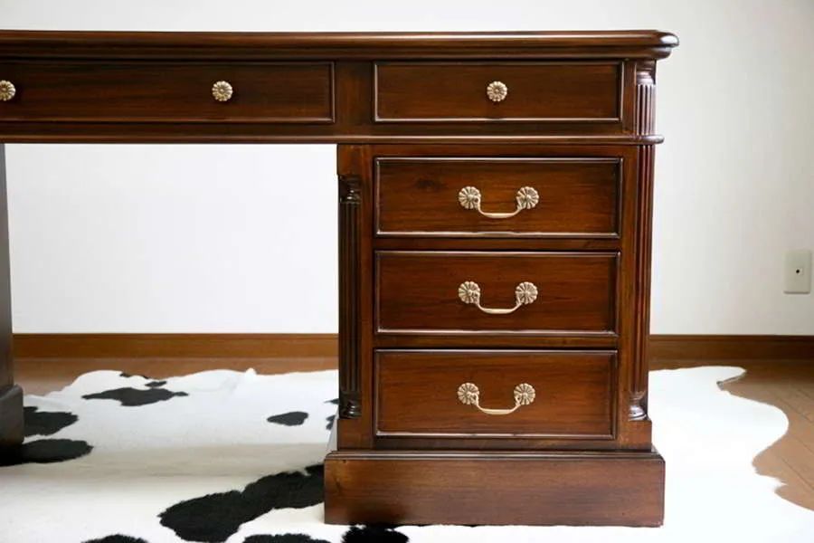 3 drawers pedestal base on the right side of Victorian partner desk