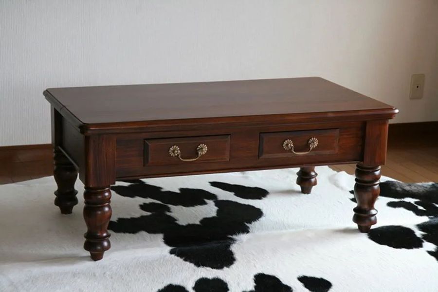 Colonial fovvee table