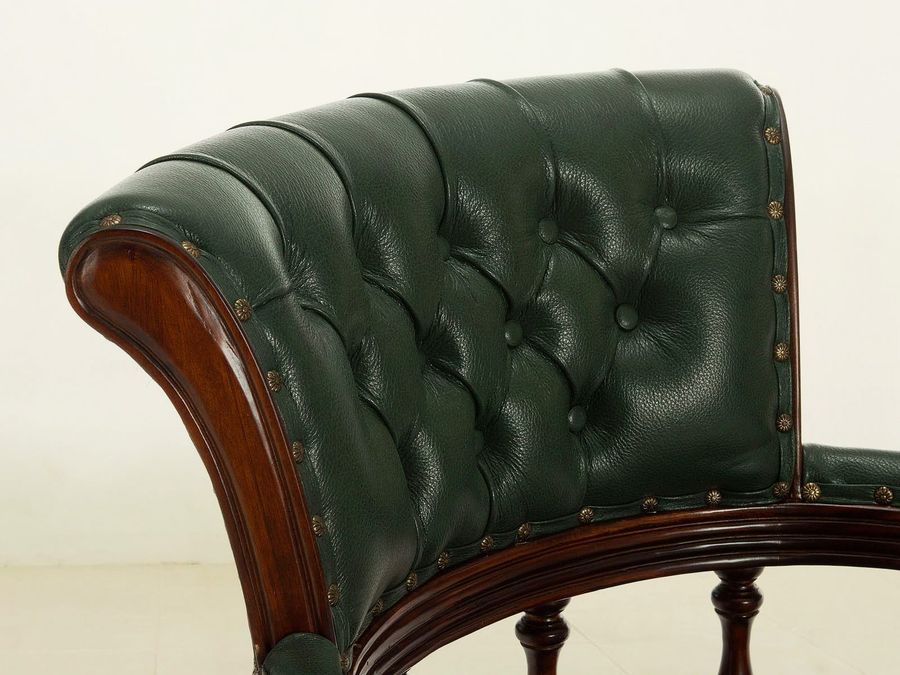 Diamond tufted backrest supported by turned wooden bars