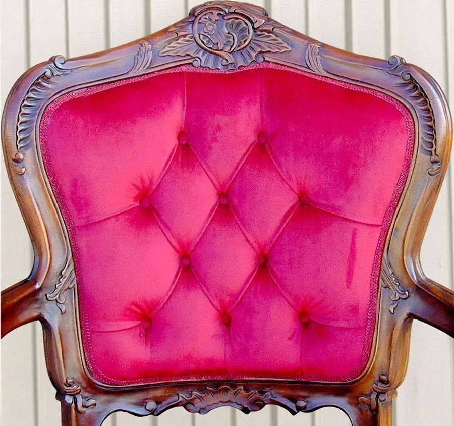 Diamond tufted backrest of the rococo armchair