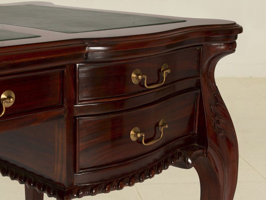 Curved front drawers on the right of bureau plat