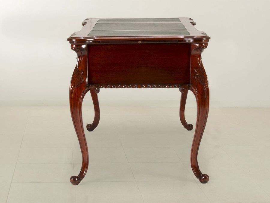 Left side vie of the Louis XV bureau plat