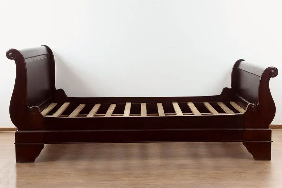 Side rails and wood slats mattress base of Louis XV Sleigh bed 