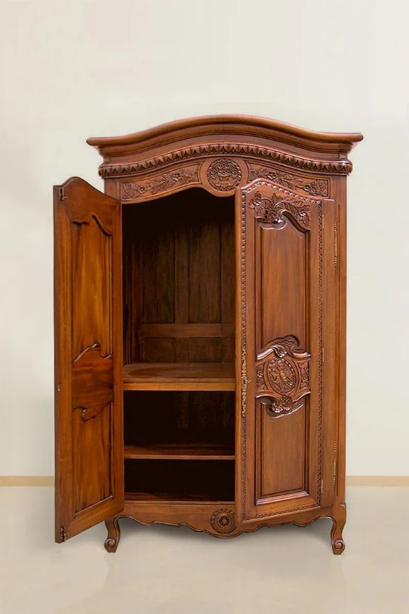 Inner compartment of the bonnet armoire