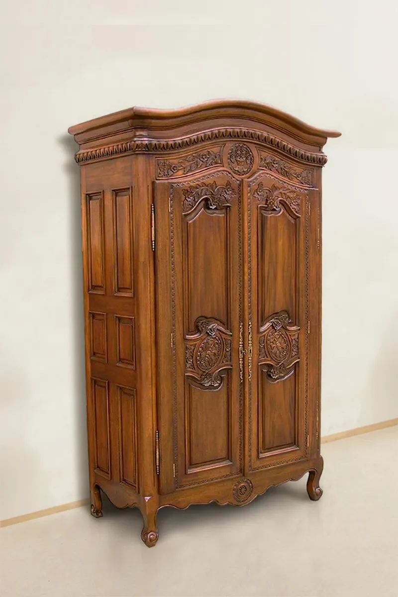 Bonnet top armoire Provincial period