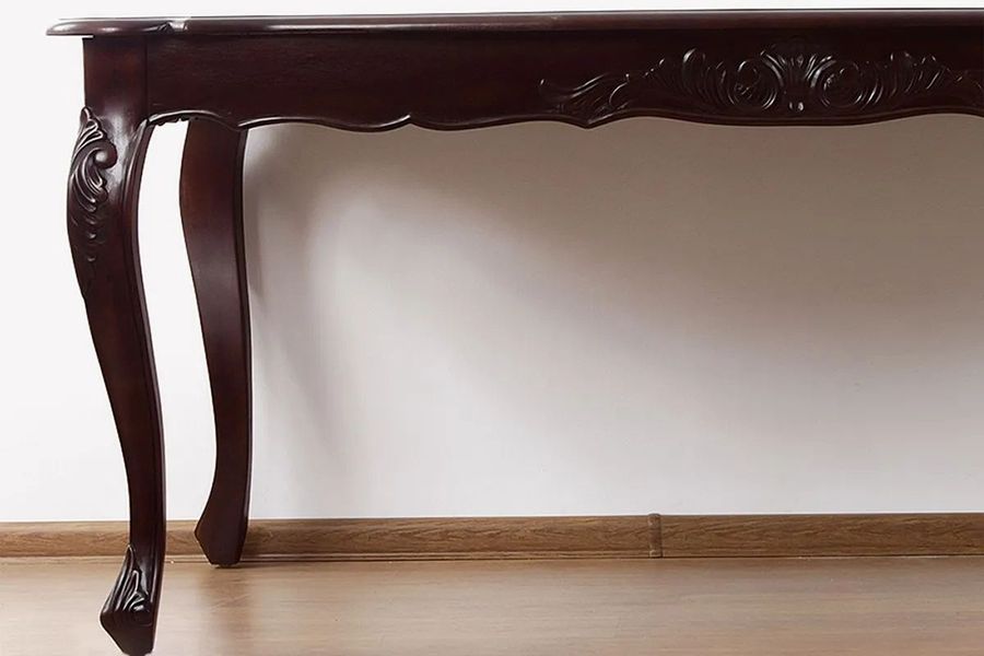 Flower carving knee detail of the rococo dining table legs