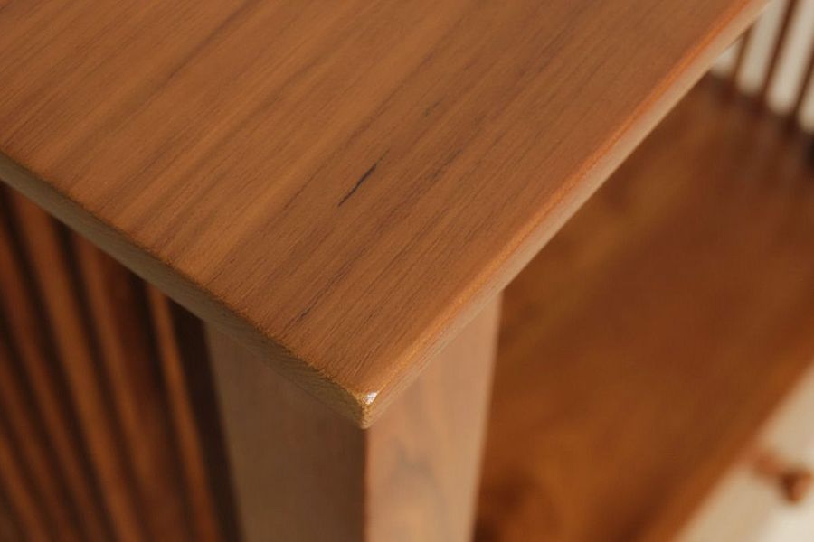 Plain top leaf, profiled at bottom edges.