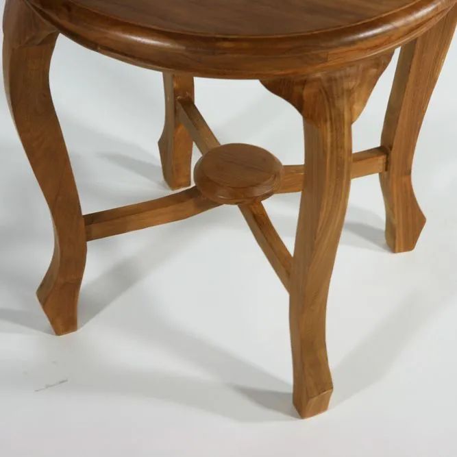 Cabriole legs detail