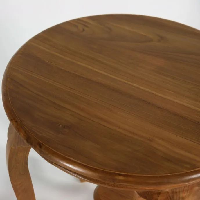 Wood grains detail on the top table