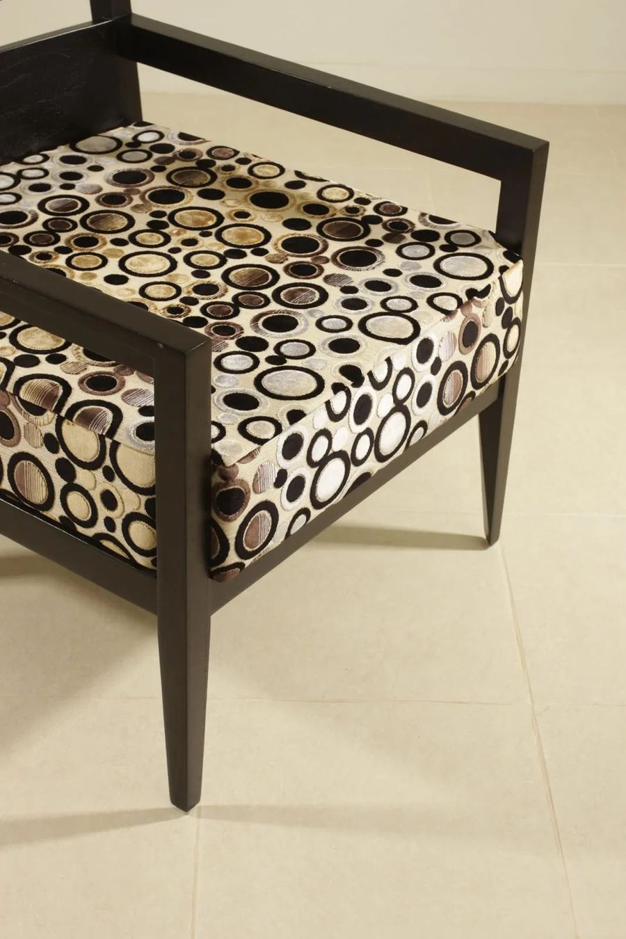 Tapered legs mahogany easy chair Seat detail